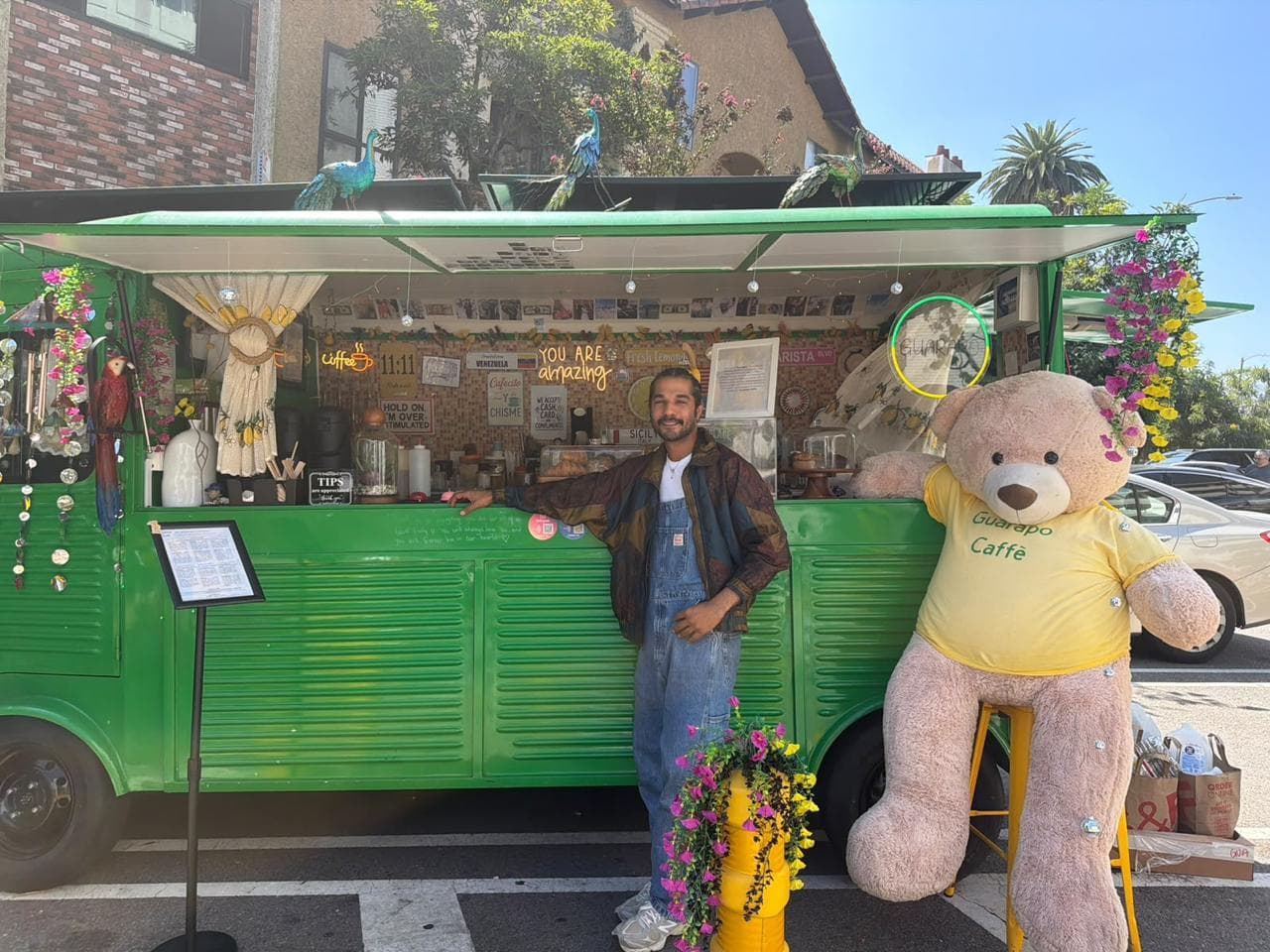 El abogado que, mientras llega su asilo, creó un coffee truck con sabor venezolano en Los Ángeles