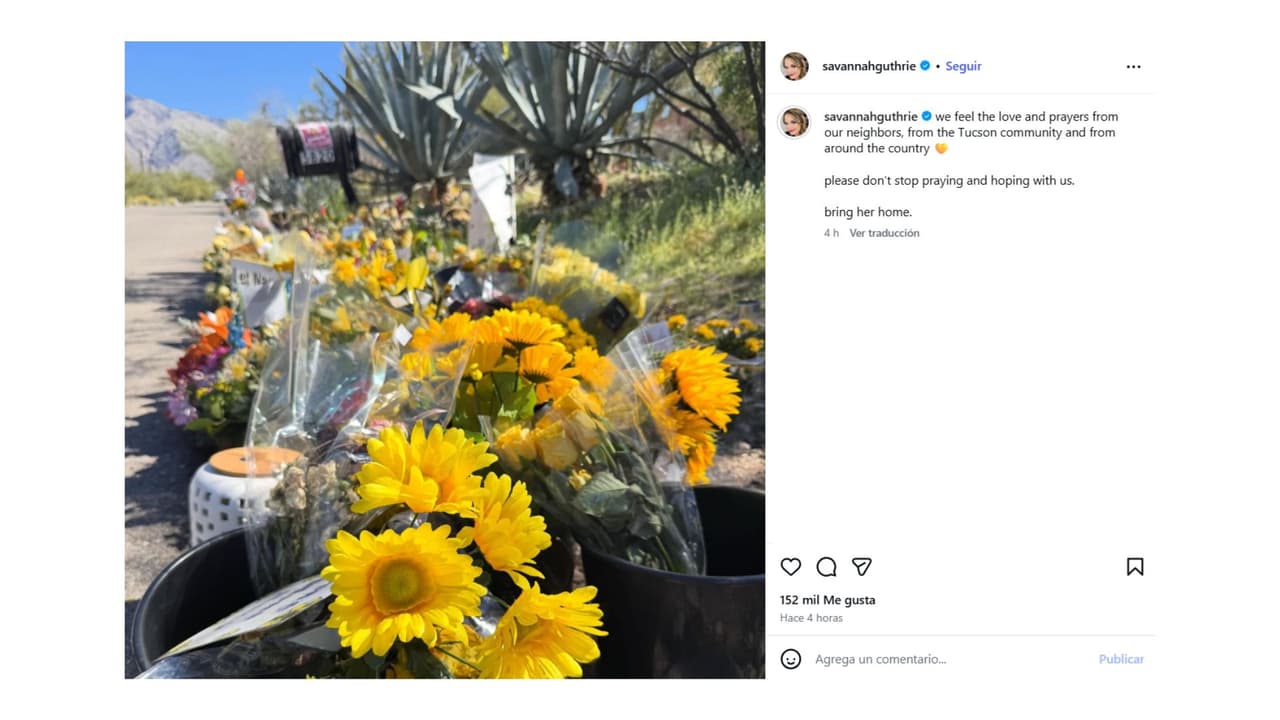 Savannah Guthrie deja flores en casa de su madre.