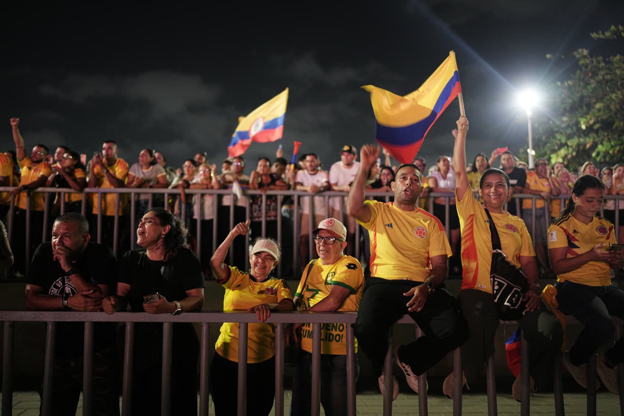 Simpatizantes escuchan al candidato presidencial Abelardo de la Espriella, celebrando que lidera la primera vuelta de las elecciones presidenciales y avanza a una segunda vuelta, en Barranquilla, Colombia, el domingo 31 de mayo de 2026. (Foto AP/Ivan Valencia)