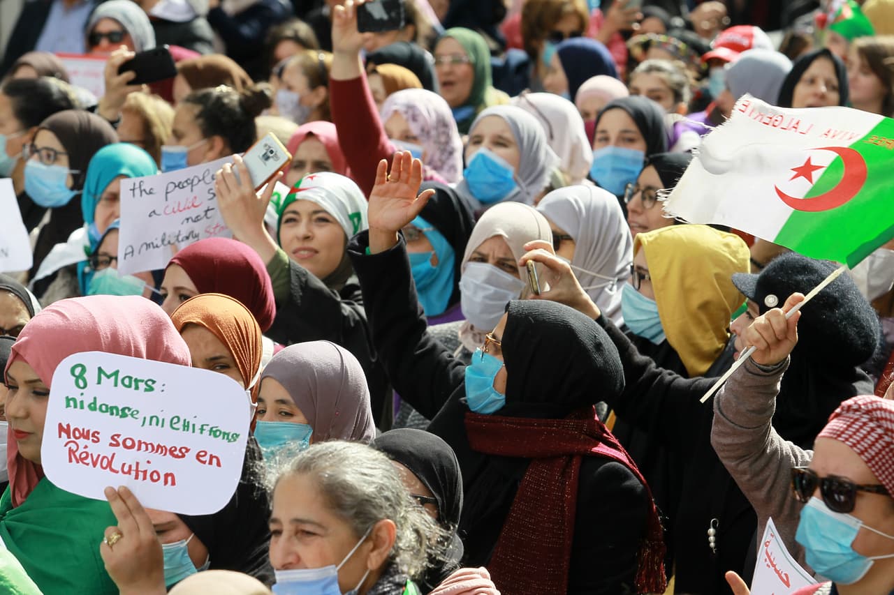 <b>“8 de marzo, sin baile, sin harapos, estamos en una revolución”</b>, visto en Argel, Argelia.