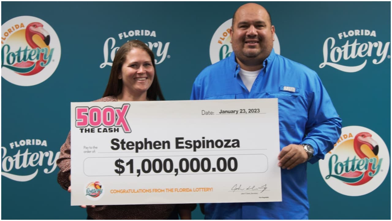 La suerte de Stephen Muñoz Espinoza, como él mismo reconoce, es "difícil de creer". Y sin duda también una recompensa a la paciencia y los buenos modales.
<b><a href="https://www.univision.com/noticias/estados-unidos/hombre-gana-1-millon-loteria-florida-boleto-mostrador-maquina">El hispano decidió no confrontar a una persona que se coló frente a él</a></b>
<a href="https://www.univision.com/noticias/estados-unidos/hombre-gana-1-millon-loteria-florida-boleto-mostrador-maquina"> </a>justo cuando iba a comprar un boleto raspadito de la lotería en la máquina dispensadora en un supermercado del sur de la Florida. Optó por ir hasta el mostrador de la lotería a comprar el ticket, y el resultado fue increíble. Muñoz Espionza
<b>ganó un $1 millón</b> en el raspadito
<a href="https://www.univision.com/local/miami-wltv/se-le-colaron-en-la-fila-del-publix-para-comprar-la-loteria-y-termino-millonario-con-el-raspadito-video">500X THE CASH</a>. Eligió recibir sus ganancias a través de
<b>un</b>
<b>pago único de $820,000 </b>y su plan fue comprar una casa junto a su mujer.