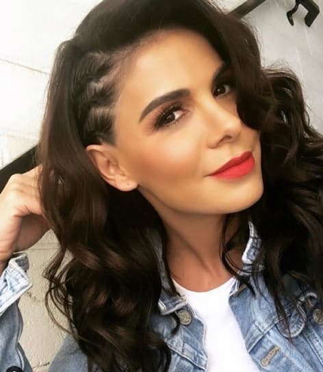 Reforma indicó que Arias presentó
<b>una</b>
<b>crisis nerviosa</b> y fue atendida por los servicios de emergencia.