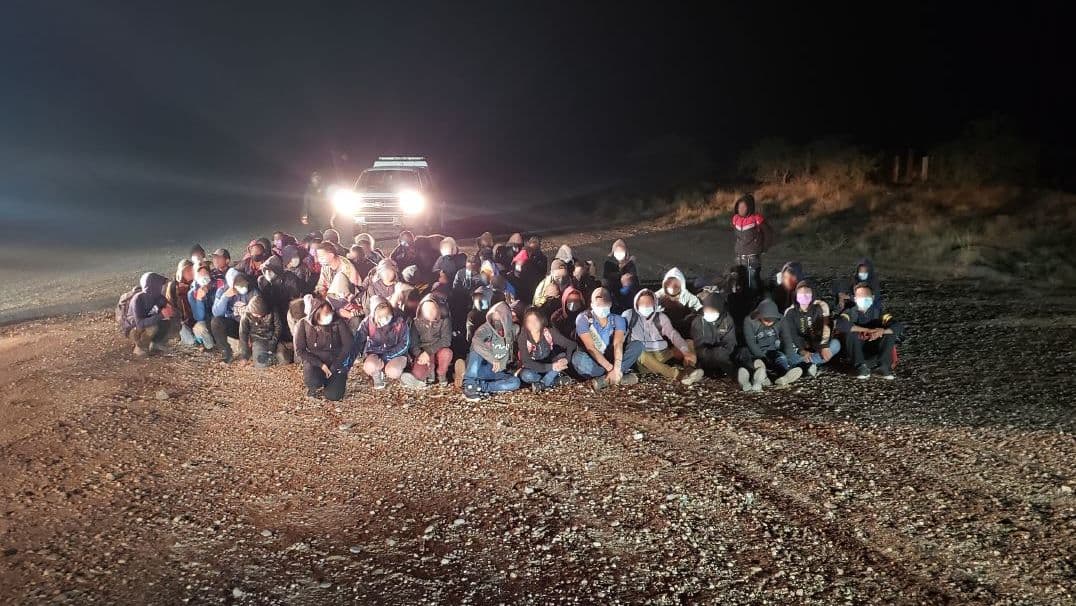 Un grupo de 85 migrantes fue detenido por agentes de la Patrulla Fronteriza de la estación Three Points. Cerca de 60 eran niños guatemaltecos no acompañados.