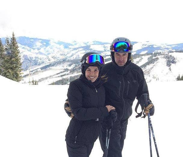 A
<a href="https://www.univision.com/shows/despierta-america/un-romance-que-supero-la-distancia-la-historia-de-amor-de-karla-martinez-y-emerson-peraza-fotos-fotos" target="_blank">Emerson y a Karla</a> les encanta las temperaturas bajo cero y pasear del brazo en los blancos suelos de las montañas.