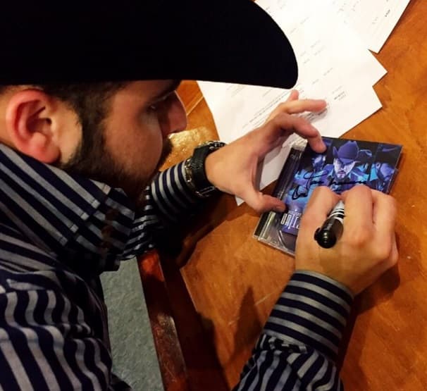 Copn el gran carisma que lo caracteriza, firmó algunos discos para sus queridos fans.