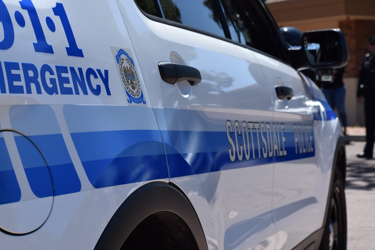 Un conductor atropella a un policía en Arizona y huye del lugar, el oficial se encuentra en condición crítica