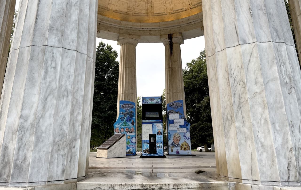 Tres consolas en el Memorial de Guerra de DC.