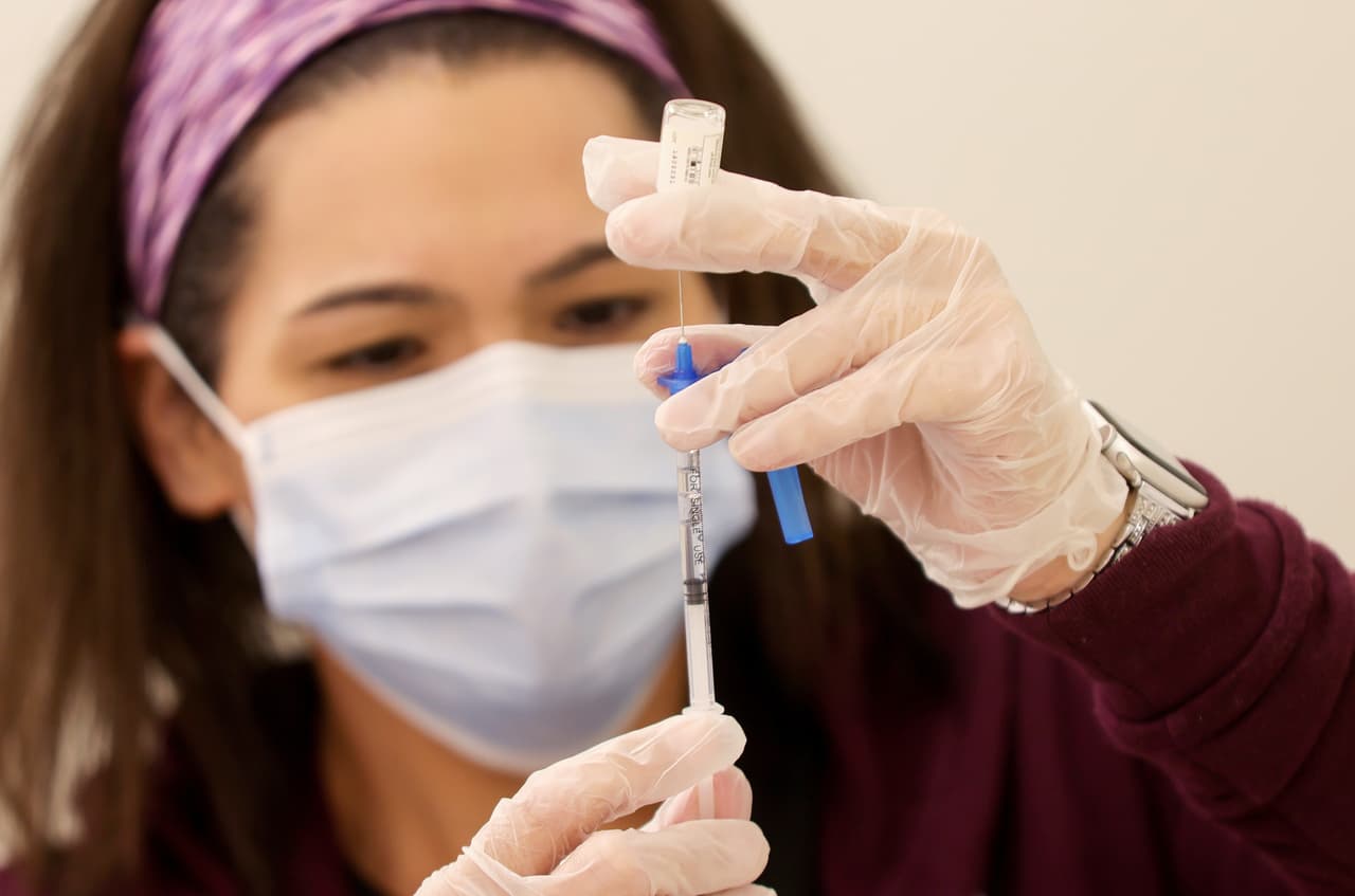 Aumentan las personas elegibles para recibir la vacuna contra el coronavirus en California