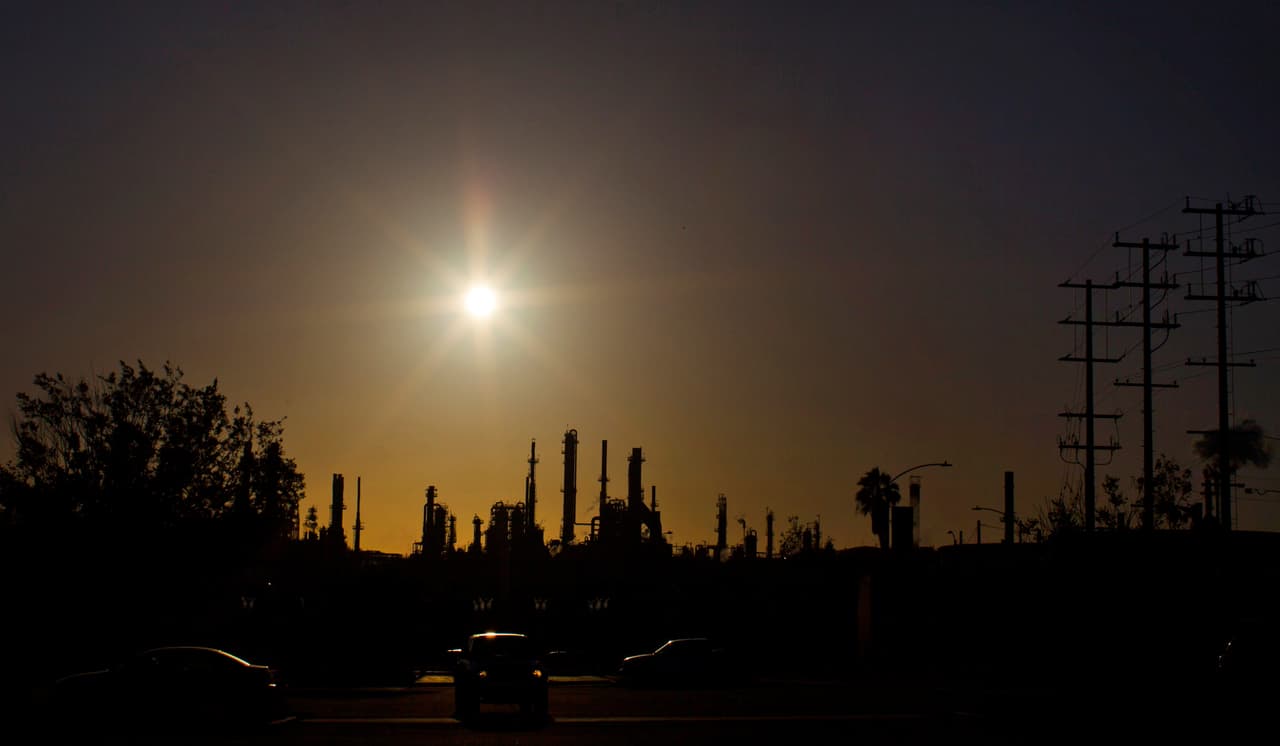 Sabrina Demayo Lockhart, directora de Comunicación de la Asociación Independiente de Petróleo de California rechaza que esto afecte solo a los barrios con menos recursos económicos. Según ella “el salario medio en la industria es de 81,000 dólares y más del 27% de los trabajadores de petróleo y gas son de origen hispano”.