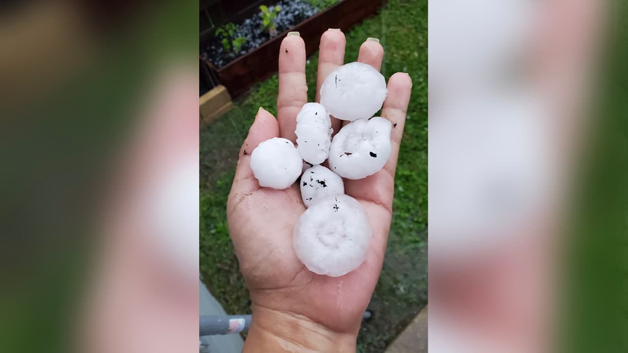 Katy Martínez desde Cypress, al noroeste del área de Houston, envió estas fotografías que muestran el tamaño del granizo, similar al tamaño de una pelota de golf o ping pong.