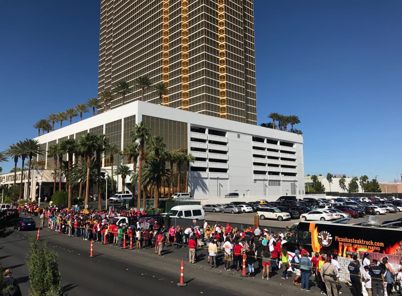 Un 'muro' de camiones de tacos, manifestantes y sindicalistas: así se veía el hotel Trump International esta mañana en Las Vegas, horas antes del tercer debate presidencial.
