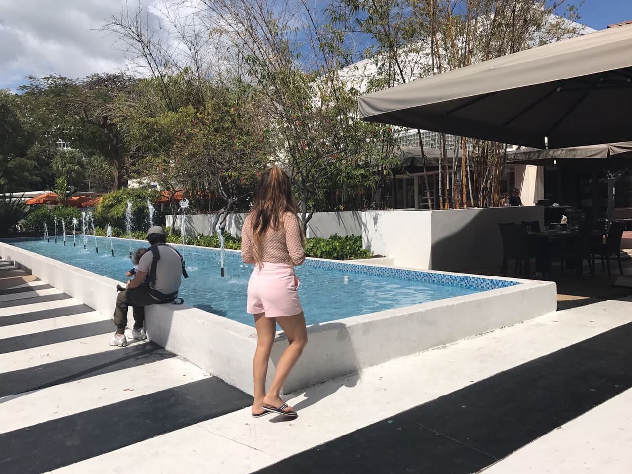 Al darse cuenta de que ninguna de sus tarjetas de crédito servían para pagar, 'La Bronca' tuvo que ir a un lugar más económico.