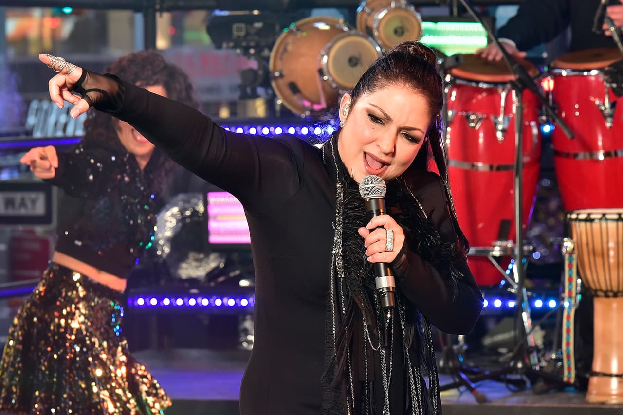 <a href="https://www.univision.com/temas/gloria-estefan" target="_blank">Gloria Estefan</a>: la cantante cubana fundó
<a href="gloriaestefanfoundation.com">The Gloria Estefan Foundation</a>, ha apoyado con donaciones a otras organizaciones, fue premiada con dos importantes reconocimientos y también proveen miles de almuerzos a personas sin hogar o en transición.
<br>