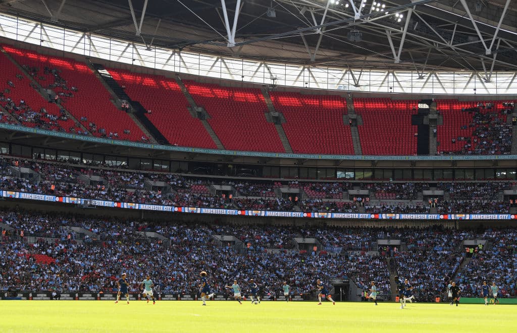 Aunque el dato oficial de asistencia fue de 72.724 espectadores en el Estadio de Wembley, se pudo apreciar un gran sector sin público durante el juego.
