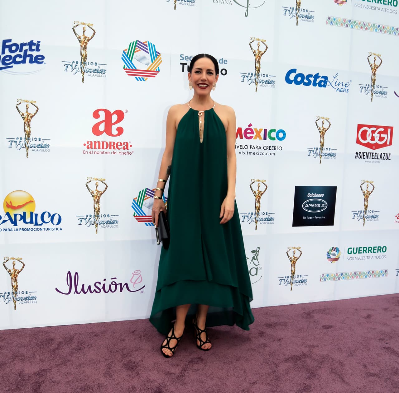 Extrañábamos a Stephanie Salas, sin embargo su outfit no fue el mejor de los Premios TVyNovelas.