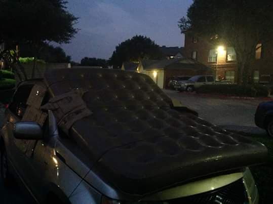 Y es que fuertes tormentas que cayeron hace unos días, destruyeron autos y hasta techos, Por ello, este martes la gente protegió sus vehículos