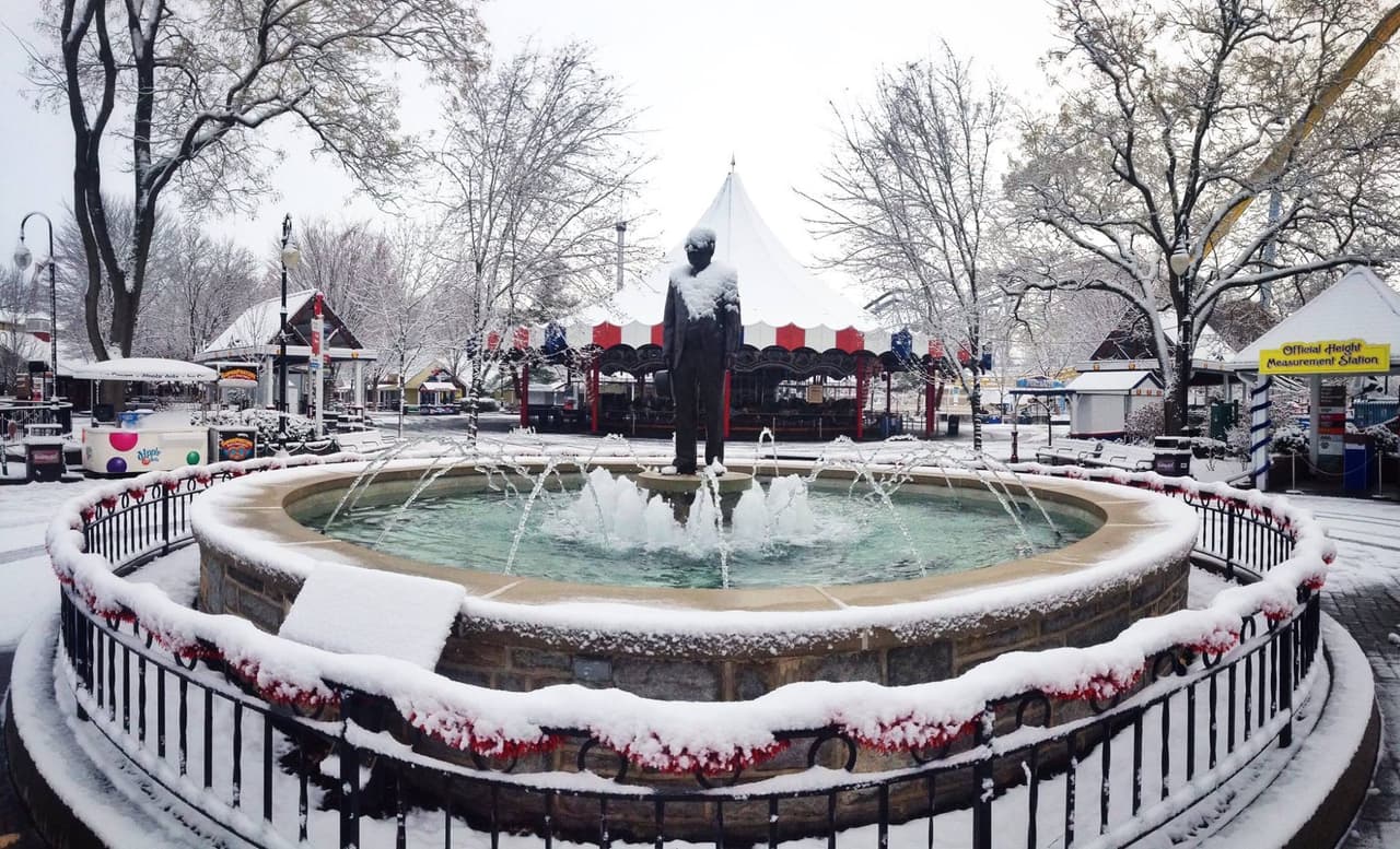 Hay una razón por la que
<b><a href="https://goo.gl/maps/nwWpM115E915eokt8">Hershey</a></b> se promociona como el lugar “más dulce del mundo”. Eso es porque puedes satisfacer tu dulce antojo en todo momento, ya que la ciudad rinde homenaje al imperio del chocolate, hasta las farolas tienen forma de Kiss de Hershey.