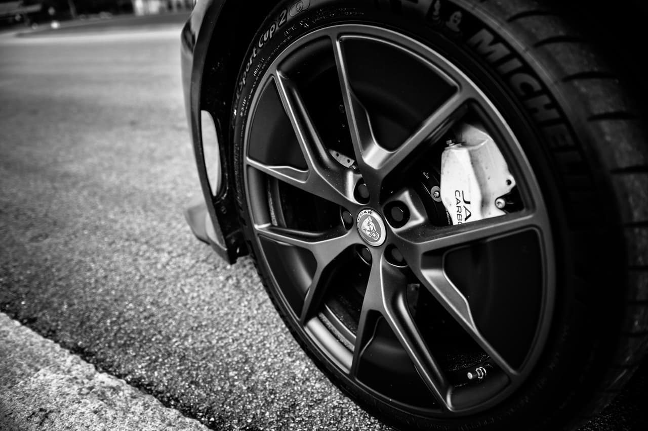 Su sistema de frenos carbono cerámicos (de serie) está compuesto por enormes rotores de 400 mm (15.7”) con cálipers con 6 pistones al frente...