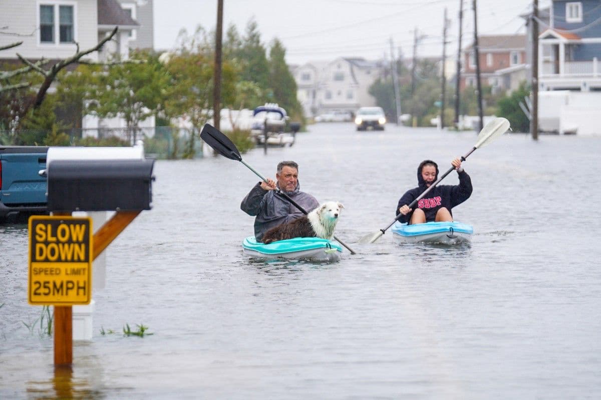 Los residentes descienden en kayak por una carretera inundada durante la tormenta Nor'easter, en una comunidad donde se ha emitido una orden de evacuación voluntaria el 26 de septiembre de 2026 en Beach Haven West, Nueva Jersey.