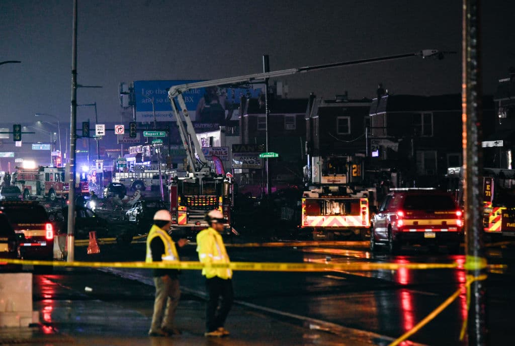 El avión se estrelló en una intersección concurrida cerca de Roosevelt Mall, un centro comercial al aire libre en el densamente poblado barrio de Rhawnhurst.