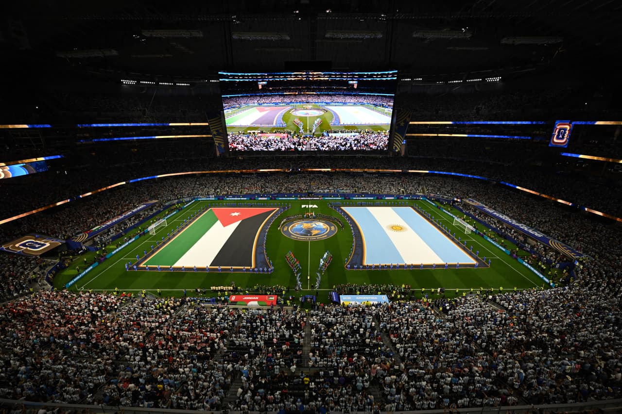 Las banderas de Jordania y Argentina al inicio del partido.