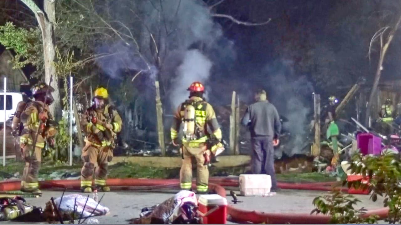 Hallan dos cuerpos entre los escombros de un incendio en la comunidad de Sheldon, al noreste de Houston