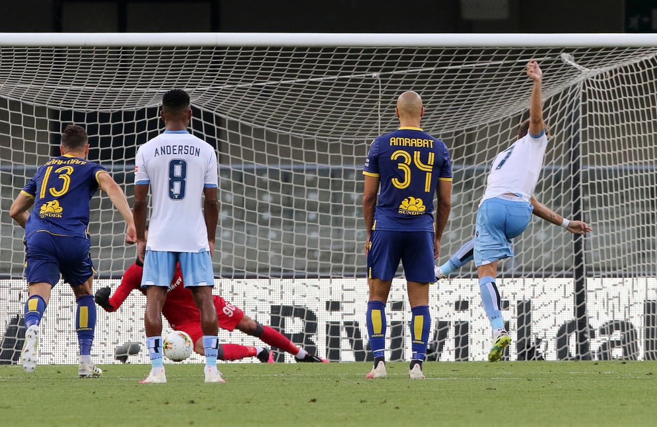 Con resultados de bBologna 3-2 Lecce, Cagliari 0-1 Udinese, Hellas Verona 1-5 Lazio, Roma 2-1 Fiorentina y SPAL 1-1 Torino, se da prácticamente por cerrada la jornada 36 del futbol italiano.