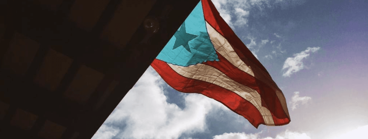 Obligan a una veterana de guerra a quitar la bandera puertorriqueña de su residencia en Florida