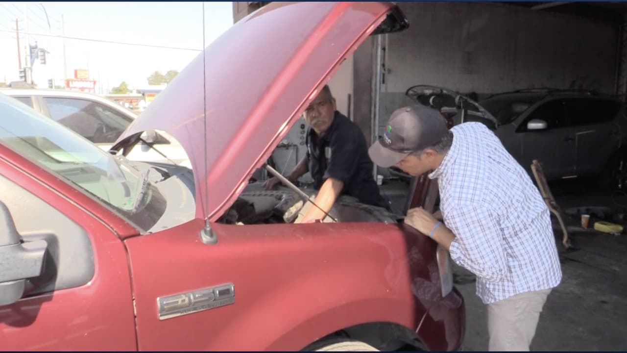 Dato importante: cuando un motor se sobre calienta, puede causar daños permanentes resultando en reparaciones muy caras. ahora, si el agua contamina el aceite, habrá que desarmar el motor y repararlo y en algunos casos reemplazarlo por uno nuevo.
<br>