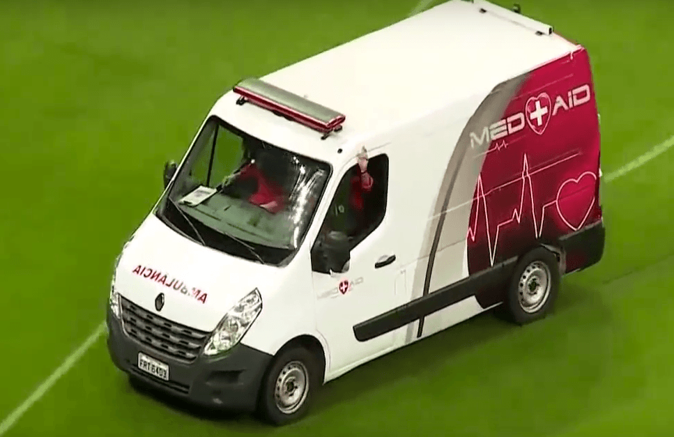 Desde el vehículo, el personal de la ambulancia le agradeció a los futbolistas en la cancha.
