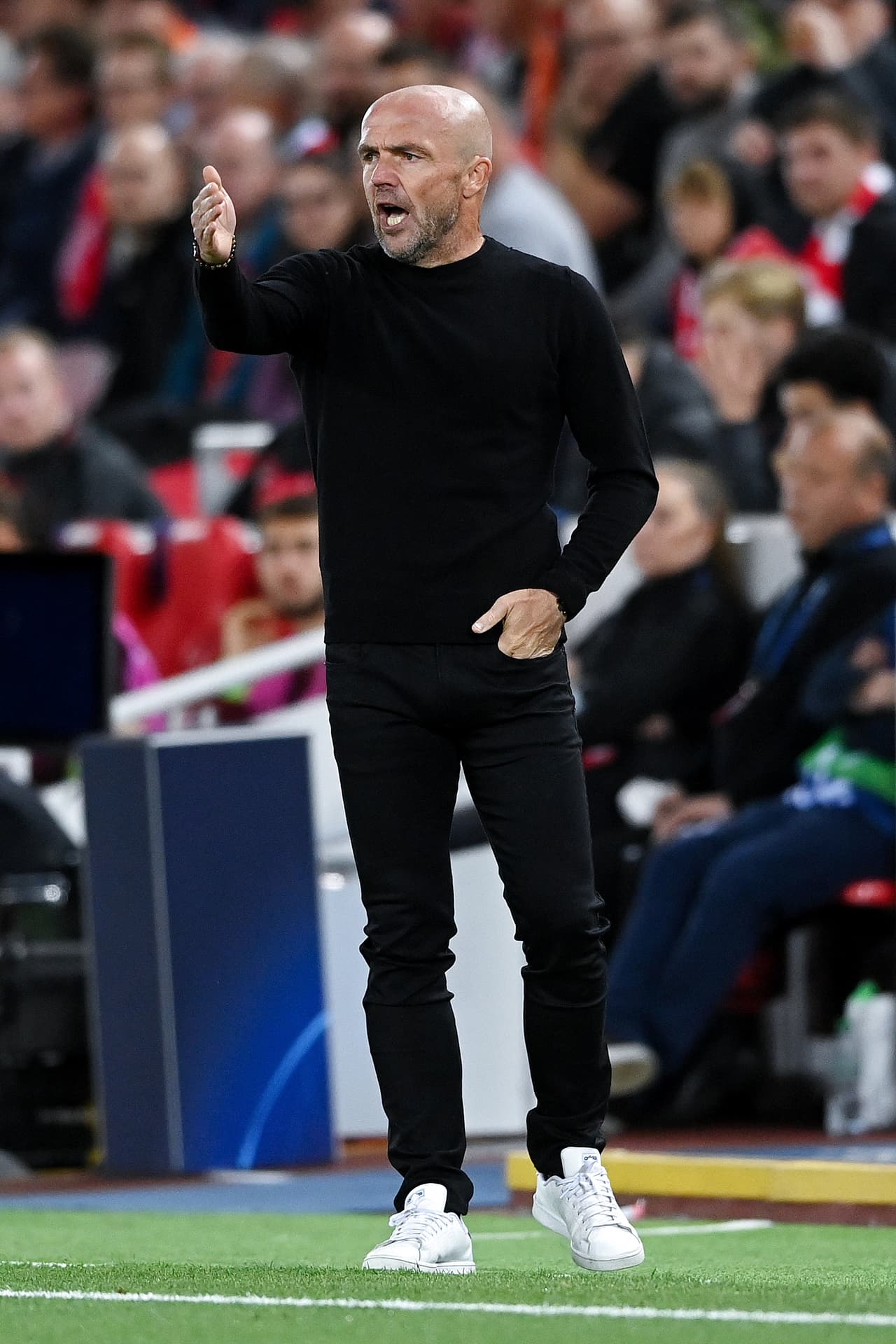 Alfred Schreuder daba indicaciones.