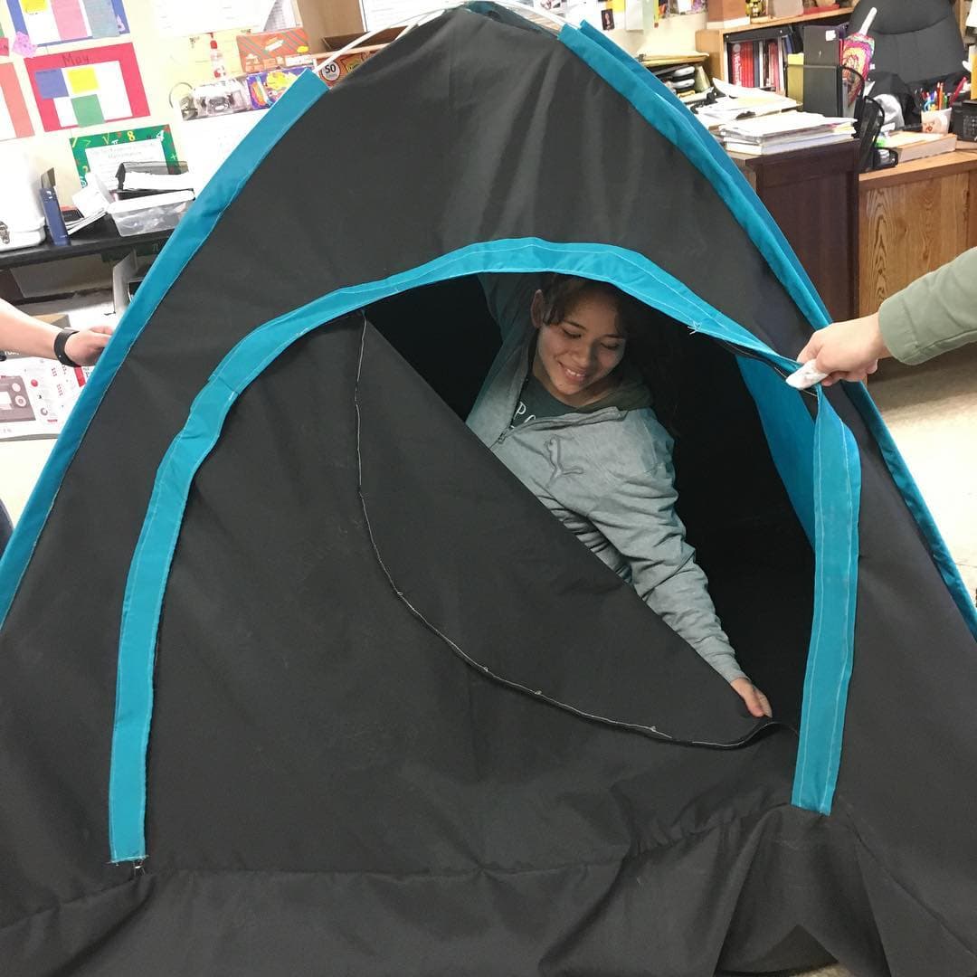 La carpa pasó varios controles de calidad: la rompieron con un cuchillo, la llenaron de agua y la patearon.