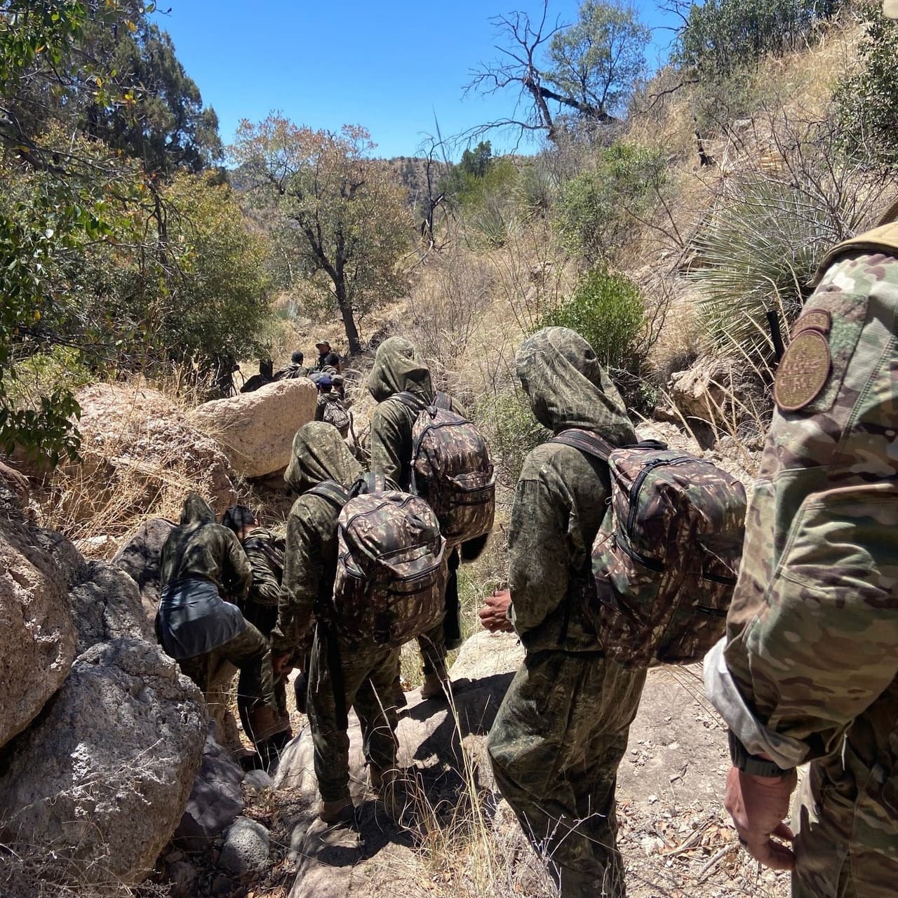 Los agentes de BORSTAR, BORTAC y de la estación de Nogales trabajaron juntos para detener a 23 migrantes.