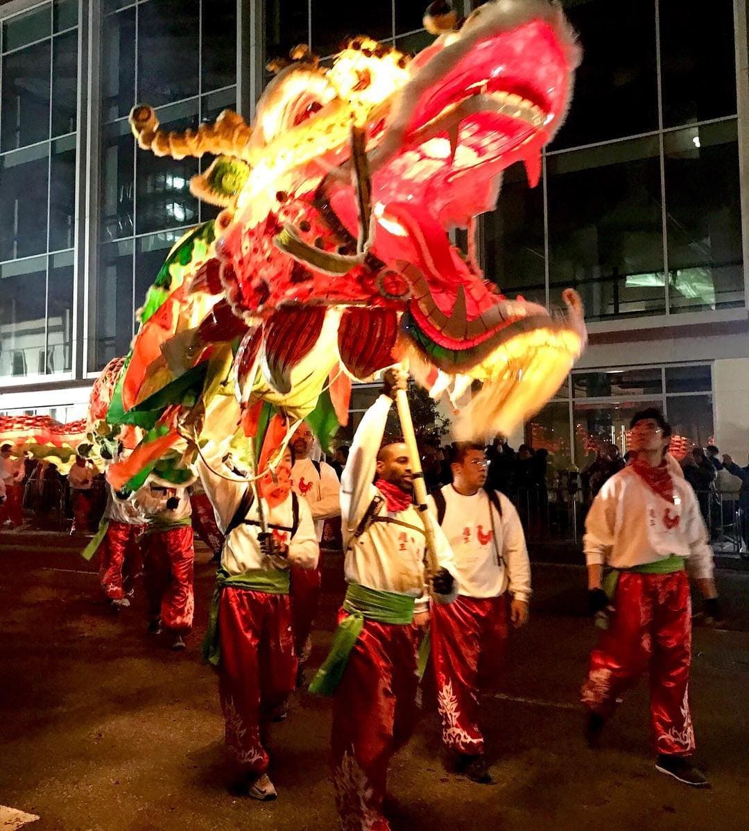 Uno de los espectáculos favoritos es el Golden Dragon ("Gum Lung") de 288', para el que se necesita un equipo de más de 180 hombres y mujeres del grupo de artes marciales White Crane para cargarlo por las calles de San Francisco.