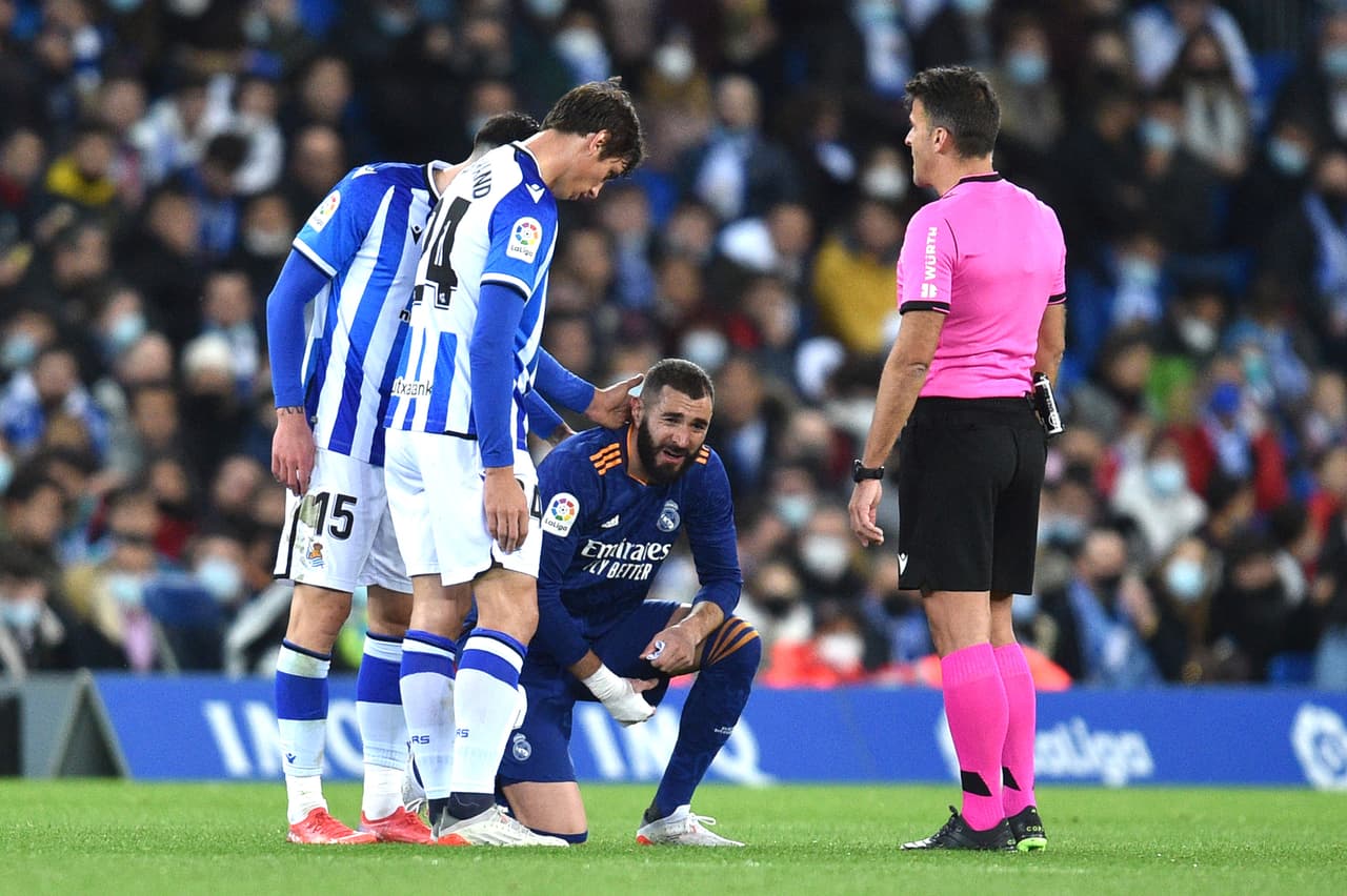 Benzema se lesiona y sale del partido entre la Real Sociedad y el Real Madrid