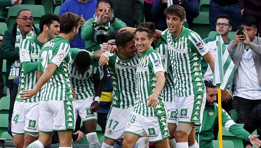 El Betis regaló a sus aficionados un partidazo, anotando tres goles ante la Real Sociedad y sumando tres puntos a su favor. El ex-americanista, Guido Rodríguez, debutó en cancha, mientras que Andrés Guardado realizó una asistencia. Lainez no vio minutos en el campo.