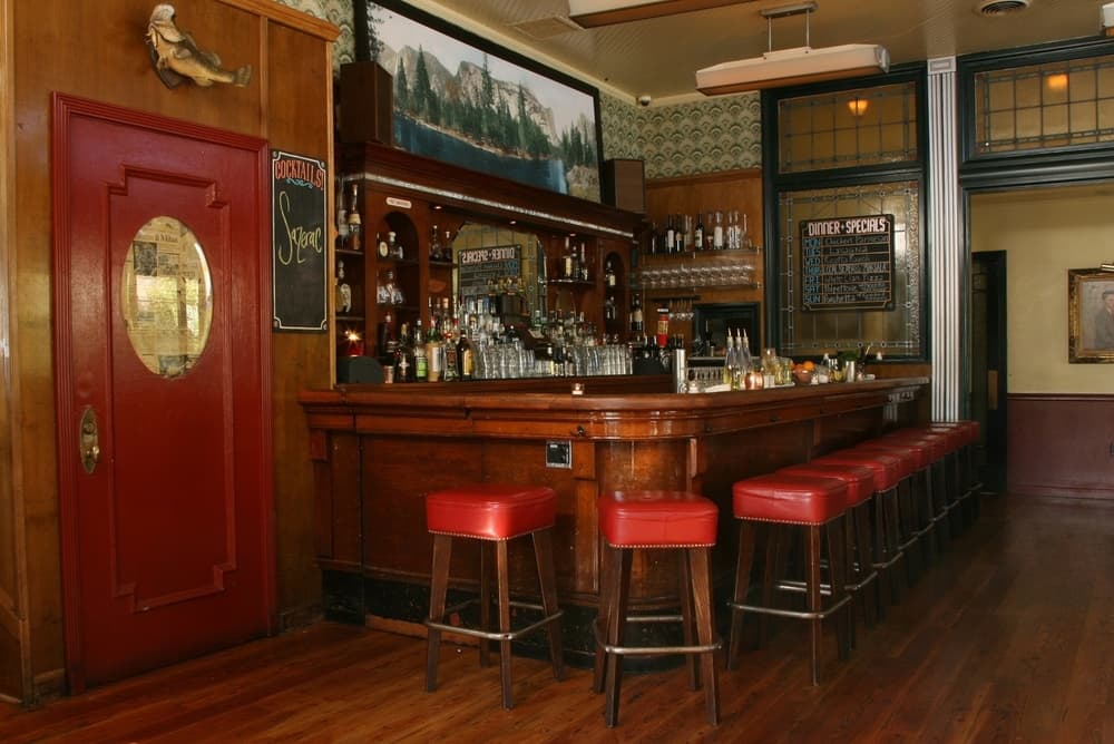 <h3 class="cms-H3-H3">Little Dom’s</h3>
<br>Una joya del vecindario, de hecho, parece como si el vecindario creciera alrededor de este café de otra época. Little Dom’s es el lugar perfecto para una noche encantadora. Se encuentra a poca distancia del parque Griffith lo que te permitirá caminar a la luz de la luna después de la deliciosa cena.
<br>
<b>Dirección:</b> Little Dom’s, 2128 Hillhurst Avenue, Los Angeles, CA, USA.
<br>
<b>Teléfono:</b> 323-661-0055
<br>