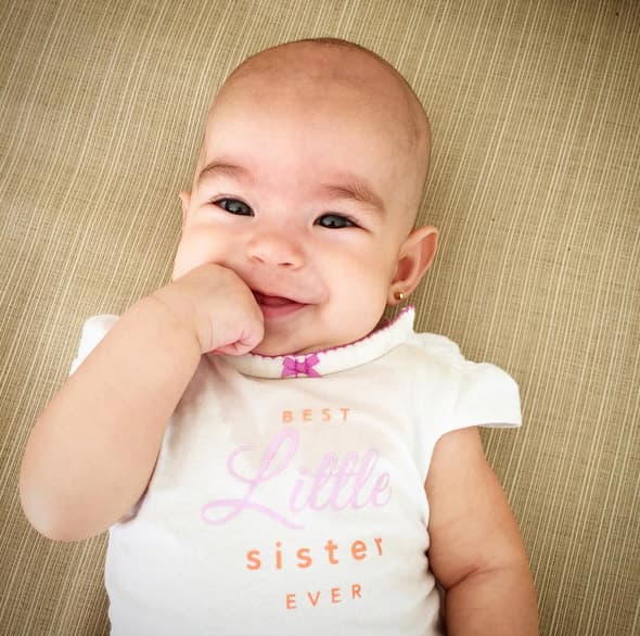 Con esta carita vuelve loco a su papá.