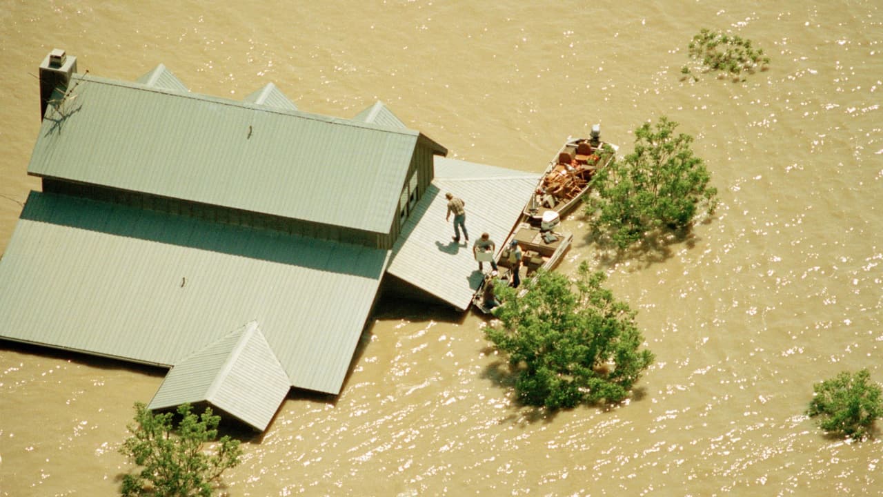 <h3 class="cms-H3-H3">¿Qué hay detrás del nuevo mapa electoral?</h3>
<br>
<br>La propuesta de redistritación ha sido señalada como
<b>un intento descarado de favorecer a los republicanos, al modificar distritos en Houston, Dallas y Austin, zonas de fuerte presencia hispana</b>, para diluir el voto de estas comunidades.
<br>Los demócratas acusan al gobernador de
<b>anteponer su agenda política a las verdaderas prioridades del estado</b>.
<br>Como ejemplo, señalan la falta de acción ante
<b> <a href="https://www.univision.com/local/san-antonio-kwex/inundaciones-texas-errores-victimas" target="_blank">las recientes inundaciones en el centro de Texas que dejaron al menos 130 muertos.</a></b>