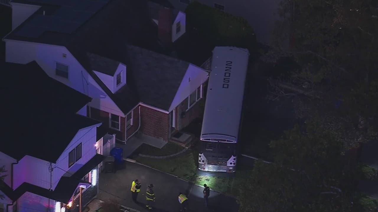 Autobús de NJ Transit choca contra una casa en Englewood y deja herido al conductor
