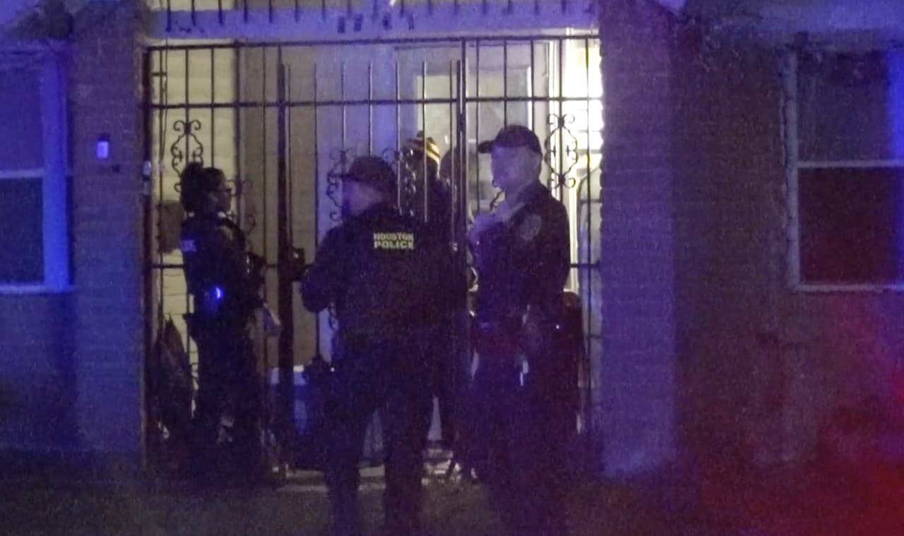 Disparan a un hombre en la cabeza tras un altercado en Houston: la bala no penetró el cráneo