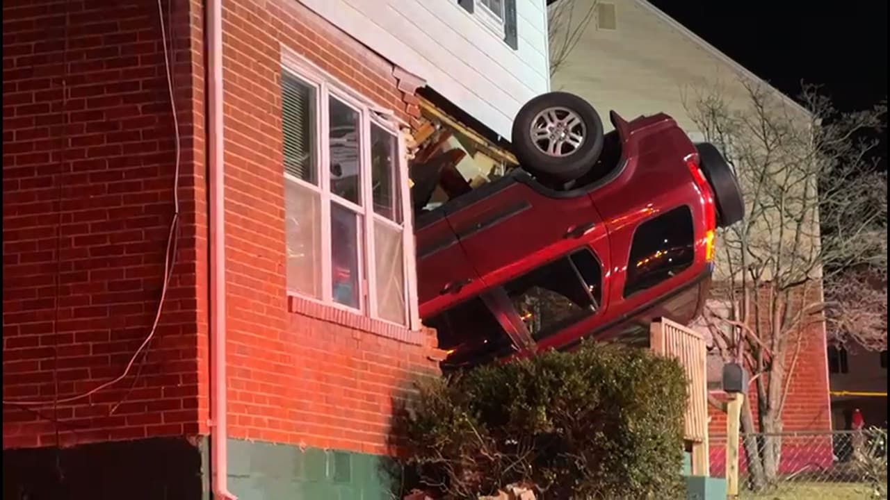 Una camioneta vuelca y queda atravesada en una casa de Chillum, Maryland; no hay heridos