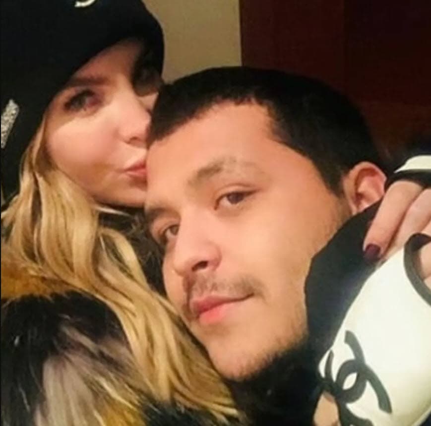 Al inicio de su relación se mostraron muy abiertos con la prensa y en las redes sociales, pero con el tiempo comenzaron a ser más discretos. Ahora se dejan ver juntos ocasionalmente.
<br>