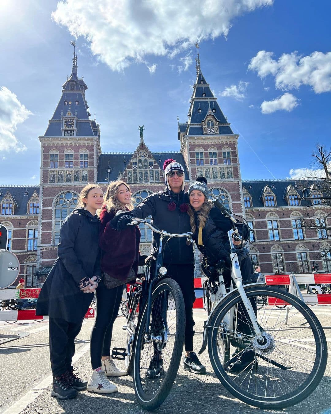 En abril, Andrea Legarreta se fue de
<a href="https://www.univision.com/famosos/andrea-legarreta-erik-rubin-instagram-hackeada">viaje con su esposo, Erik Rubín, y sus hijas, Mía y Nina</a>, por varios países de Europa.
<br>