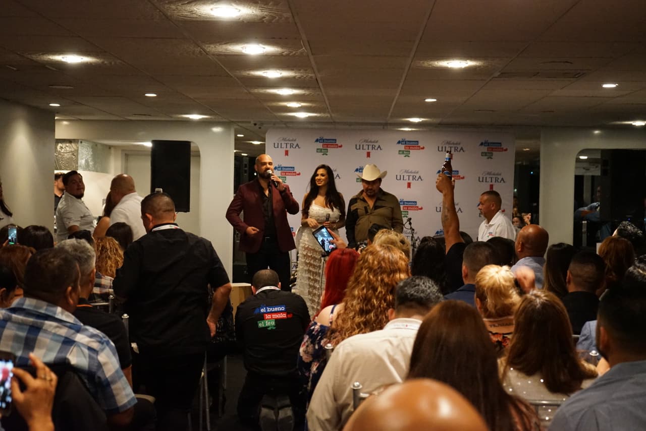 Finalmente, llegó el momento más esperado de la noche y los locutores presentaron a uno de los grupos del momento.