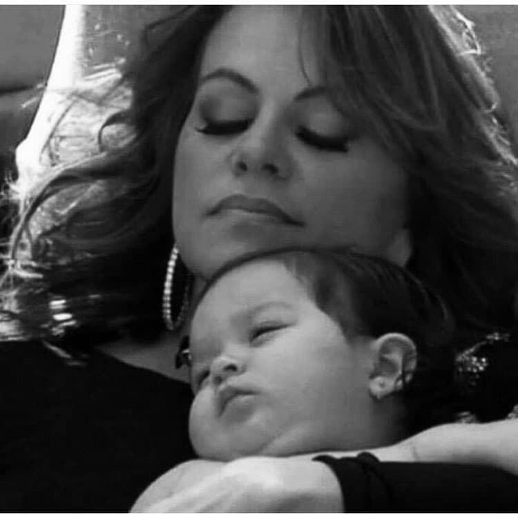 <b>Jenni Rivera</b> falleció en un accidente aéreo en diciembre de 2012, dejando cinco hijos y dos nietos.
<br>