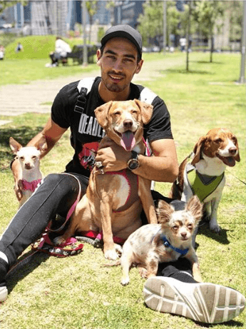 Al igual que Consuelo Duval, es amante de los animales, especialmente de los perros.