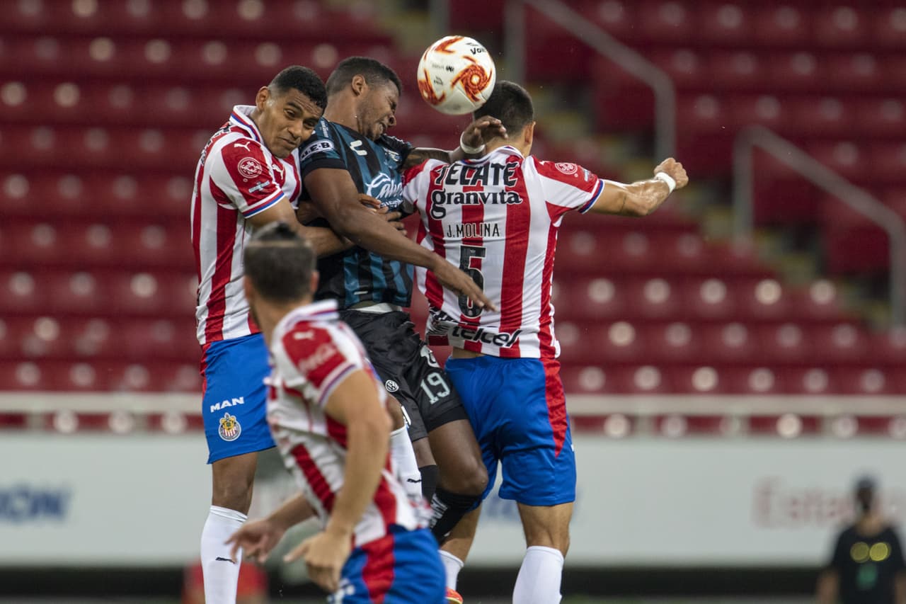 J.J. Macías no consigue anotar un penal al minuto 90+3 y Las Chivas terminan empatando en casa frente al Querétaro.