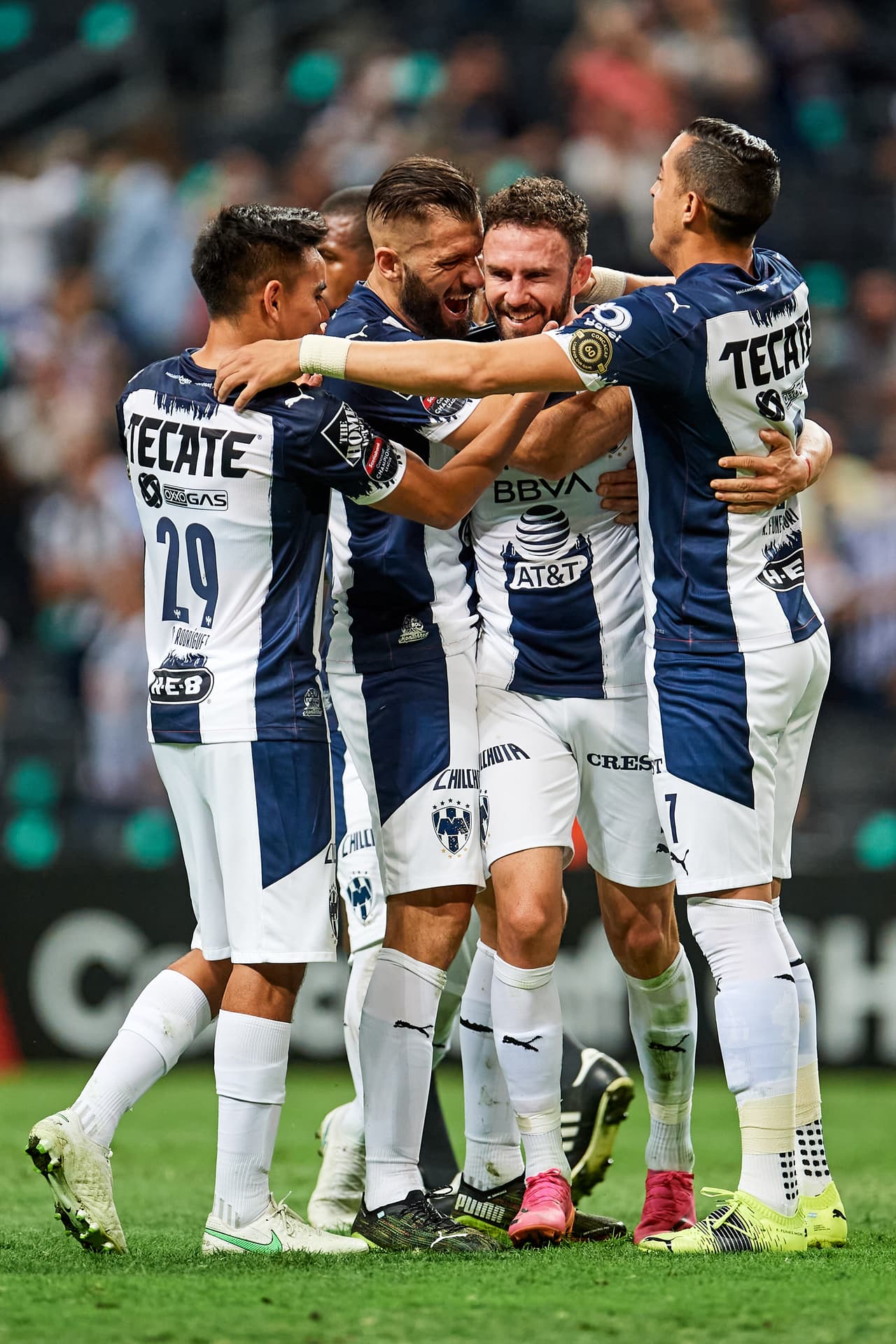 Con doblete de Maximiliano Meza y gol de Miguel Layún, Monterrey vence 3-0 al Columbus Crew y gracias al marcador global de 5-2, los regios toman su lugar entre los mejores cuatro del torneo.