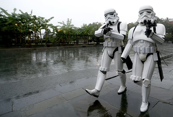 Un par de "troopers antitormenta" se pasea por las calles de French Quarter en Nueva Orleans.